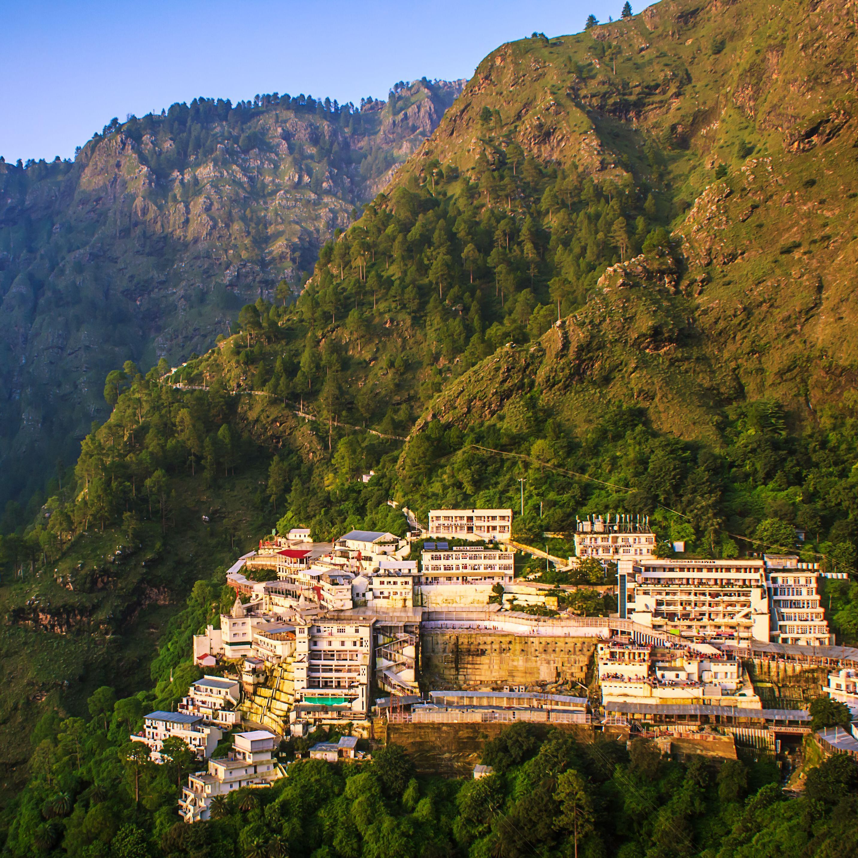 MAA VAISHNODEVI SHIVKODI PATNITOP AMRITSAR TOUR